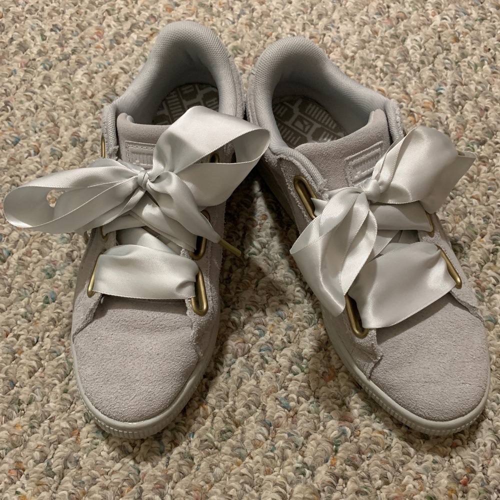 Used Puma women’s ribbon lace sneaker shoes